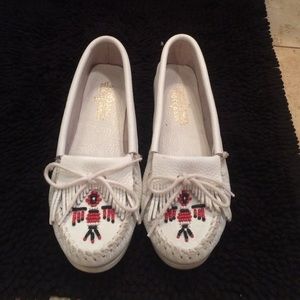 Minnetonka Moccasin- thunderbird boat moc (white)
