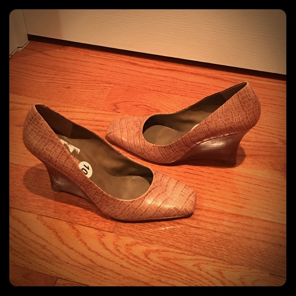 Bandolino Tan Snakeskin Wedges