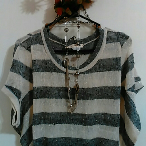 Mine Short Sleeve Metallic Thread Top Size Small - Picture 2 of 4