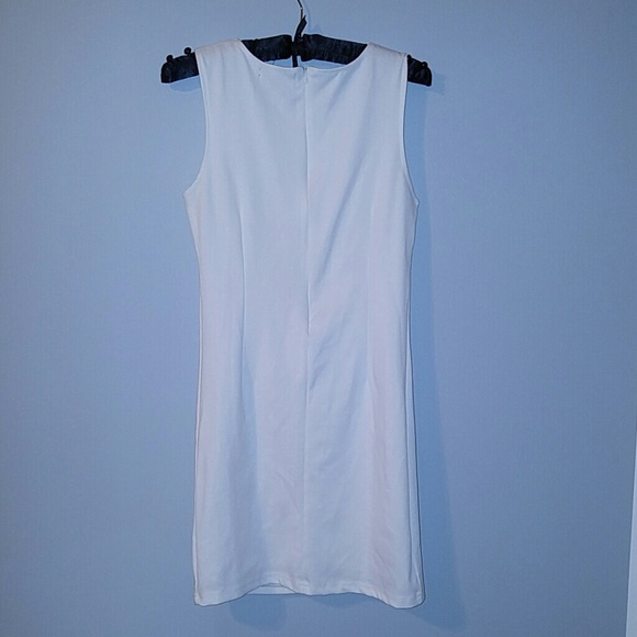 Hot withe dress - Picture 2 of 2