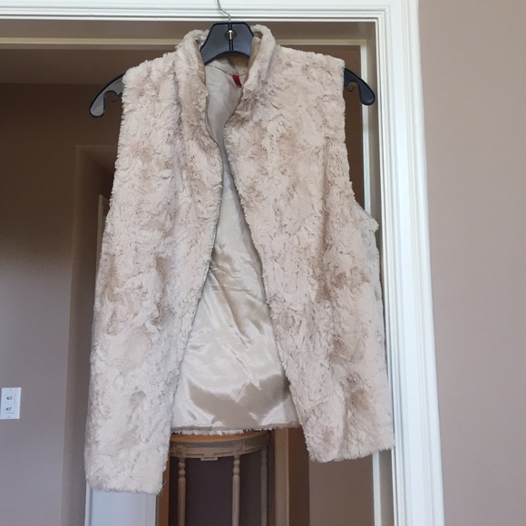 Jackets & Blazers - M cream faux fur vest