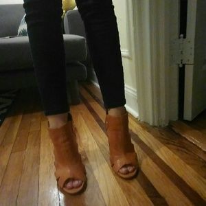 Kelsi dagger camel heeled open toe booties