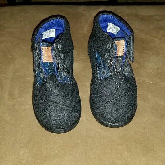 Toddler boys Toms shoes/boots