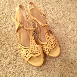 Nude wedges with front detail