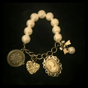 Pearl vintage style charm bracelet
