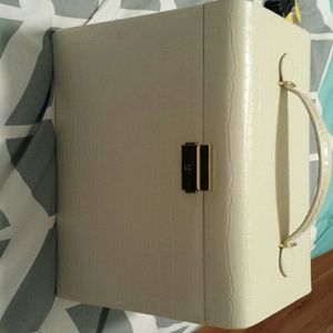 Jewelry box