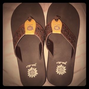 Yellow box flip flops! Size 7. Worn once. 🏝