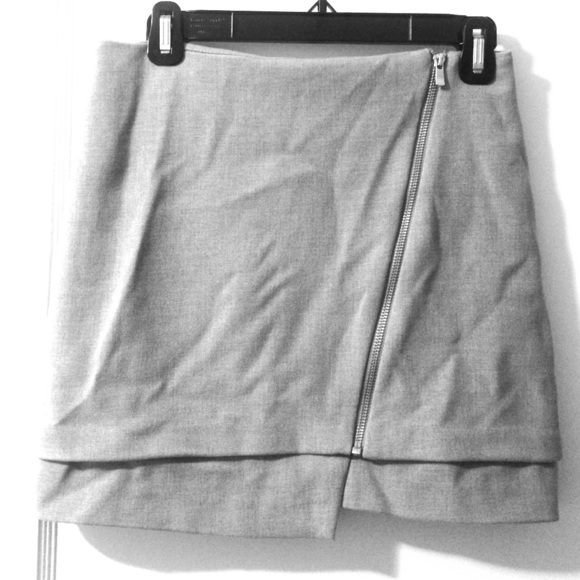 Grey short skirt with zipper detail from H&M