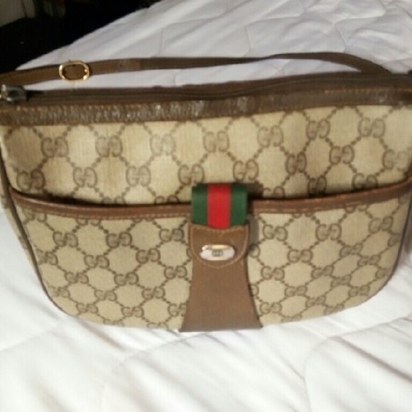 Authentic  👜   GUCCI  crossbody  bag  👜 FIRM