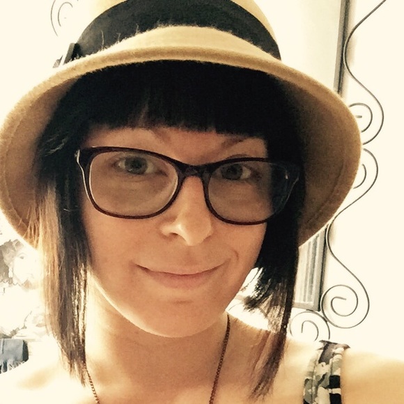 Meet your Posher, Jenny - Picture 2 of 2