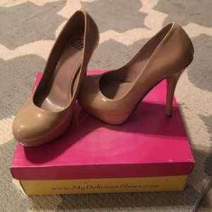 Nude patent leather pumps size 6.5