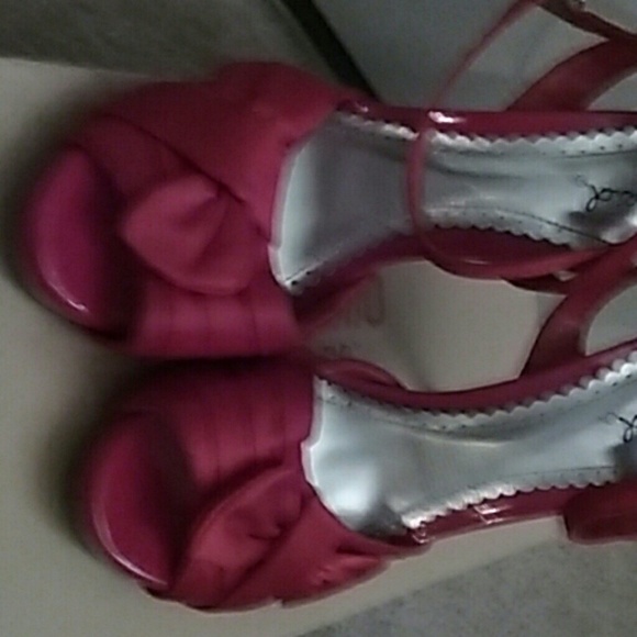 Cutest vintage satin red peep toe heels!! - Picture 3 of 3