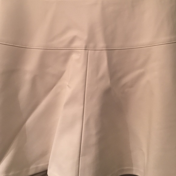 Banana Republic Cream Pleather Skirt with Lining - Picture 2 of 4