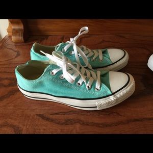 NWOT Women's converse chucks size 7