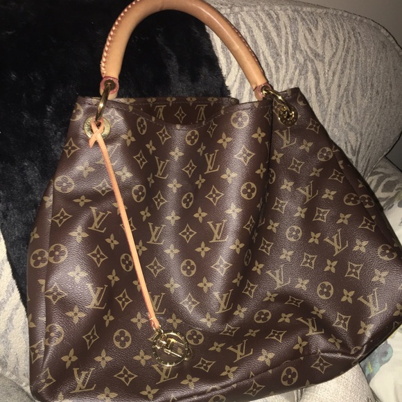 LOUIS VUITTON
Artsy Mm Monogram Hobo Bag