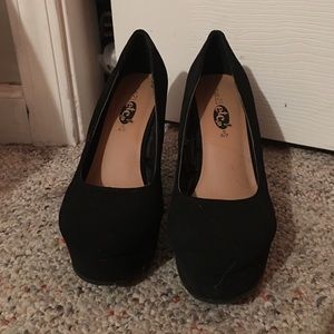 Black pumps