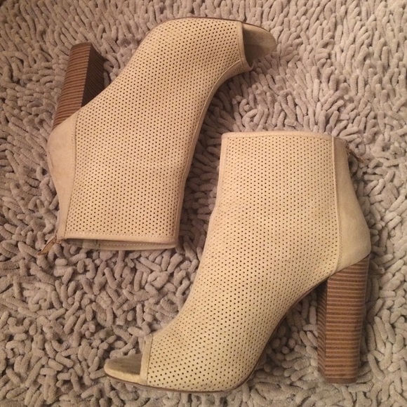 Tan open toe heels, attention grabber