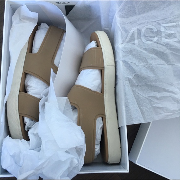 Vince Waterproof Platform Sandal - Picture 2 of 4