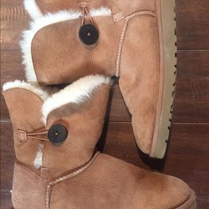 Women's short, tan Ugg boots