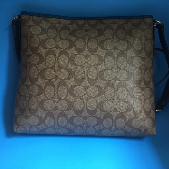 ❌❌SOLD❌❌❌   COACH SIGNATURE FILE BAG (💯AUTHENTIC) - Picture 2 of 4