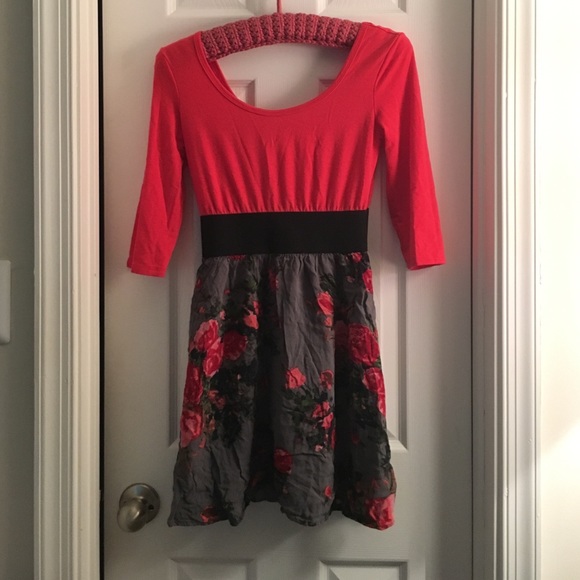1 hour sale 🤗Cute floral detail dress