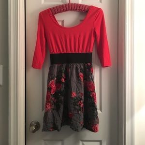 1 hour sale 🤗Cute floral detail dress