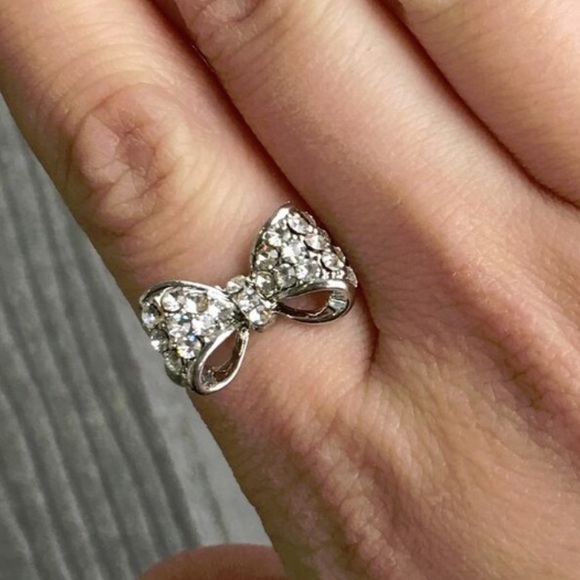 ❌SOLD❌ Simply stated silver bow ring - Picture 4 of 4