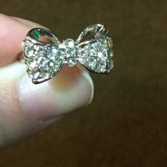 ❌SOLD❌ Simply stated silver bow ring - Picture 2 of 4