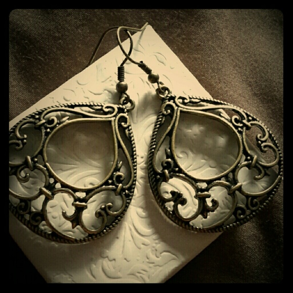 Earrings - Picture 1 of 4