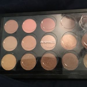 MAC 30 eyeshadow colors