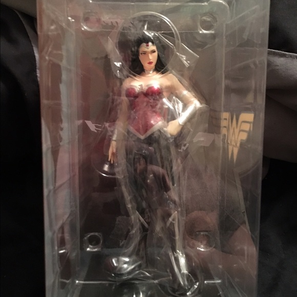 Wonder Woman statue