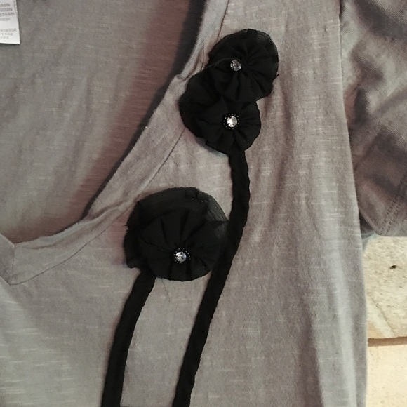 Gray v neck with floral detail - Picture 2 of 2