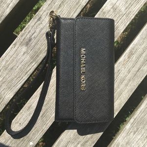 Michael Kors iPhone 6/6s wristlet