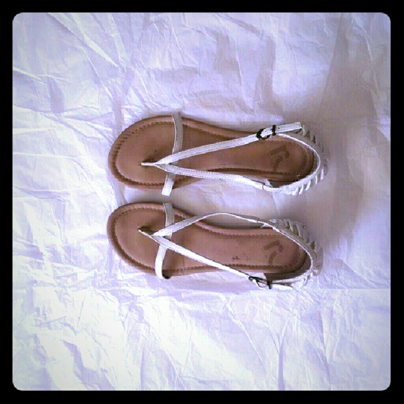 Report Shoes - Report thong white cream ruffle sandal FINAL