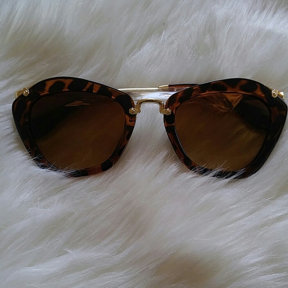 Modern & Sophisticated Feline shaped sunglasses HP - Picture 2 of 3