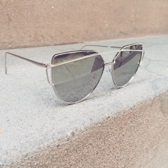 Silver Mirror Sunglasses - Picture 3 of 4