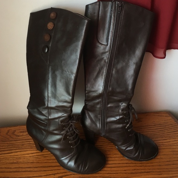 Heeled Zipp up boots - Picture 2 of 4