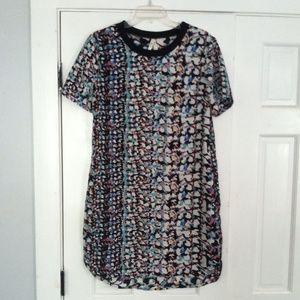 T-shirt shift dress in modern abstract print sz L