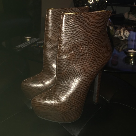 Dollhouse Shoes - New Dollhouse brown faux snake ankle boots sz 6.5