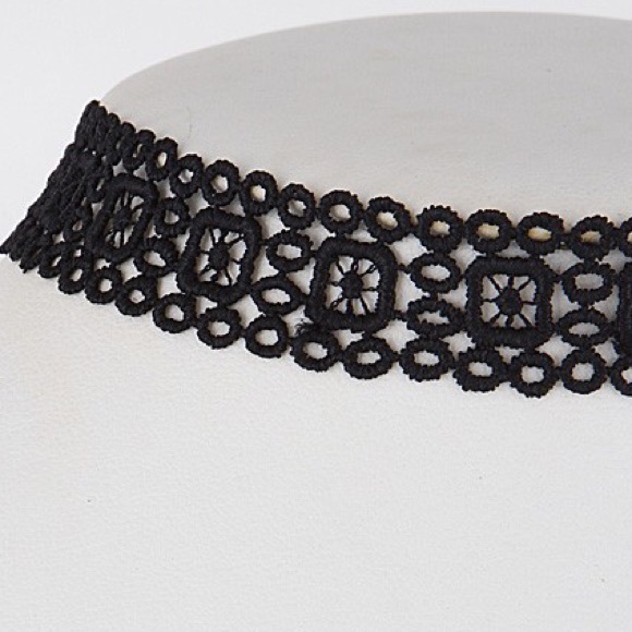 NWT || Black Crochet Thick Lace Choker Necklace - Picture 2 of 4