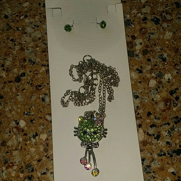 HELLO KITTY NECKLACE & EARRINGS BUNDLE SET