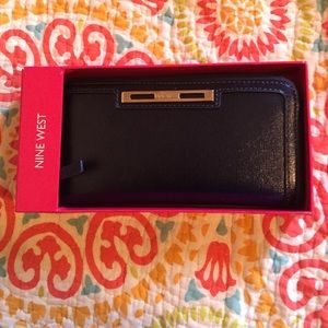 NWT Nine West navy blue zip wallet