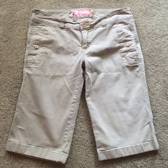 Khaki Hollister shorts