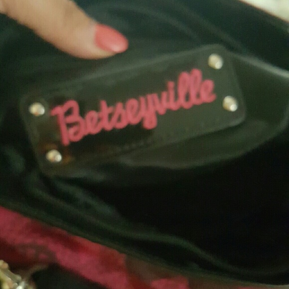 TRADED Betsy Johnson messenger - Picture 4 of 4