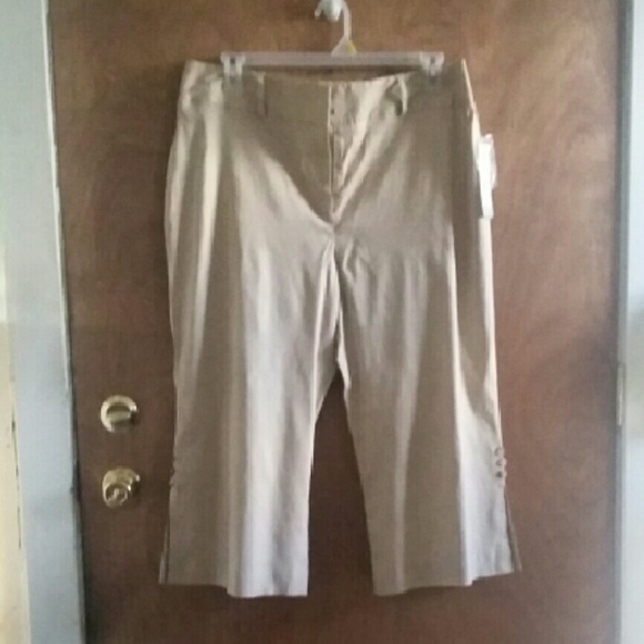 SALE! New! Apt 9 WOMAN 16 W, khaki capri pants