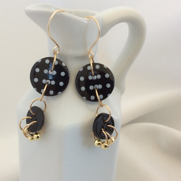 🎉SOLD🎉Cute as a Button Earrings in Black & White