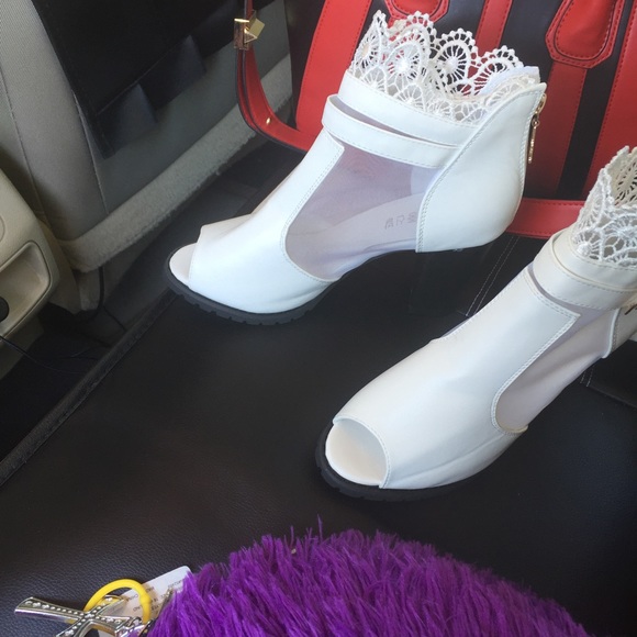 Cute white ankle open toes shoes.