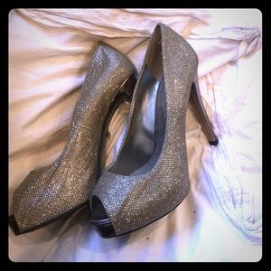 Silver GUESS pumps