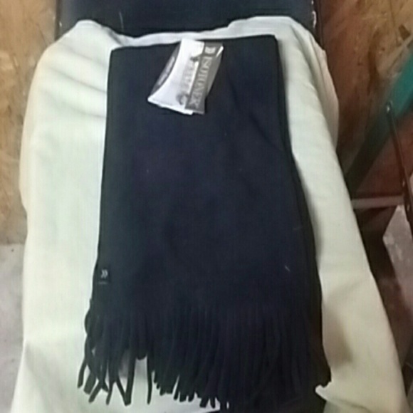 NWT BLACK ISOTONER FLEECE SCARF