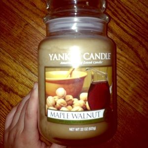 "Maple walnut" Yankee candle
